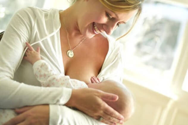 Женщина кормит грудью ребенка: симптомы гипогалактии
