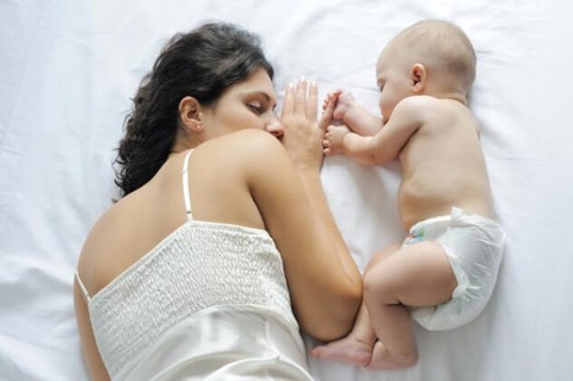 Мама и малыш спят: когда нужно менять подгузник ночью