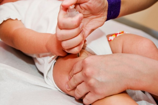 врач ставит ребенку прививку от коклюша