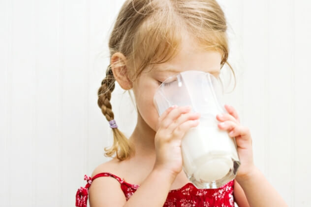 Девочка пьет молоко: диета при эпилепсии