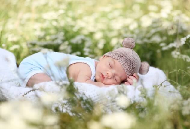 Малыш спит на природе: прогулки с новорожденными