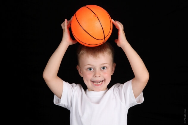 Мальчик с мячиком: приемы физического воспитания