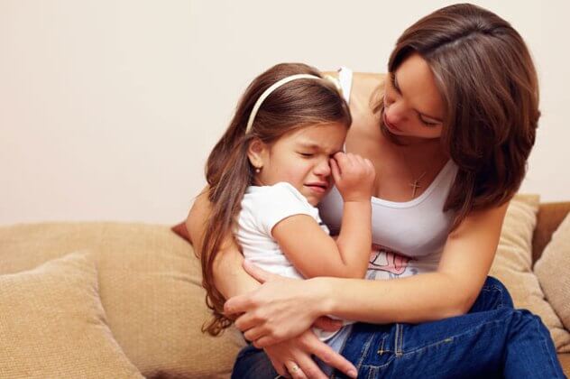 Мама утешает дочь: нравственное воспитание собственным примером