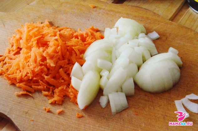 режем лук и морковь для новогоднего салата елочка