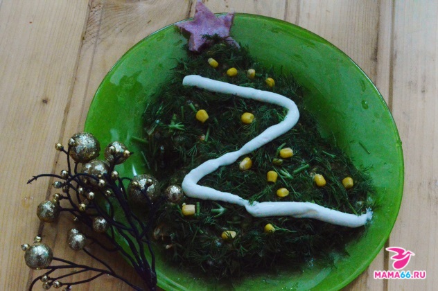 украшаем новогодний салат елочка