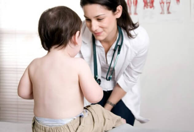Мальчик у врача: лечение недержания мочи у детей