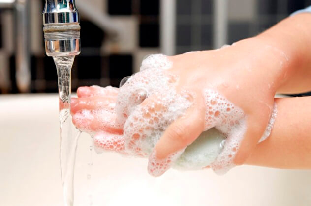 Ребенок моет руки: профилактика энтеровирусной инфекции