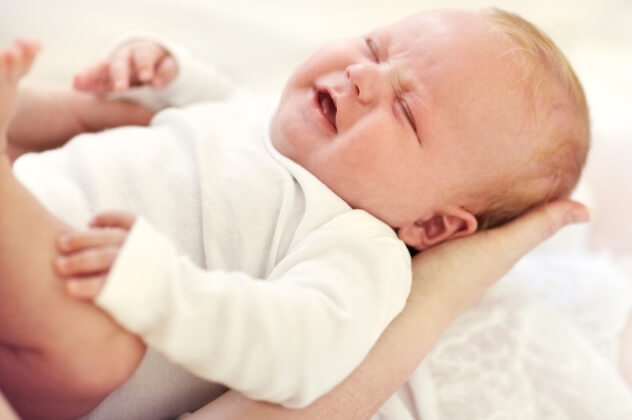 Новорожденный плачет во время массажа