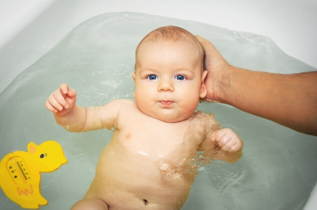 Малыш купается в ванне