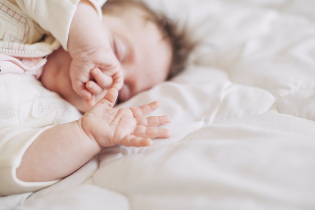 новорожденный вздрагивает во сне