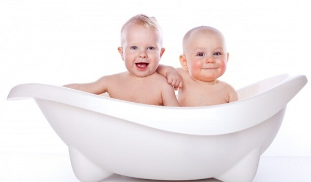 Дети купаются в ванне
