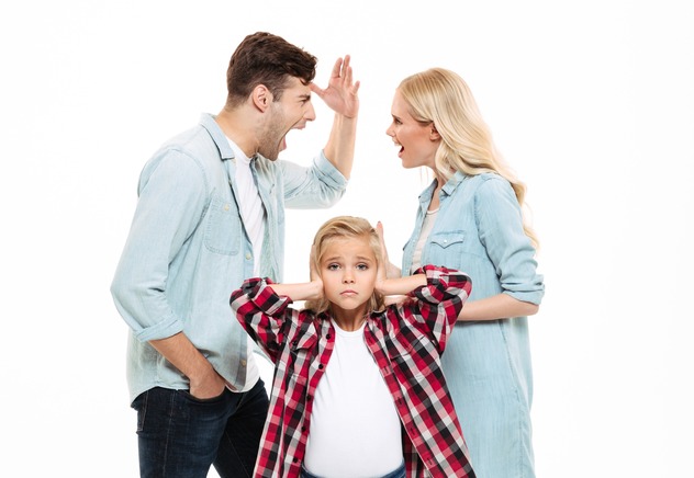 Нельзя говорить ребенку, что его мама или папа плохие, при ребенке обсуждать в негативном ключе знакомых.