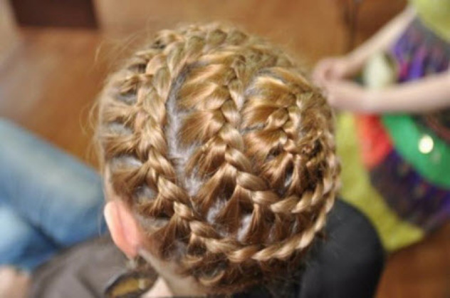 Красивая прическа для девочки - коса вокруг головы в форме спирали (фото)