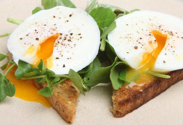 Яйца-пашот с овощами и гренками - необычный вариант приготовления яиц