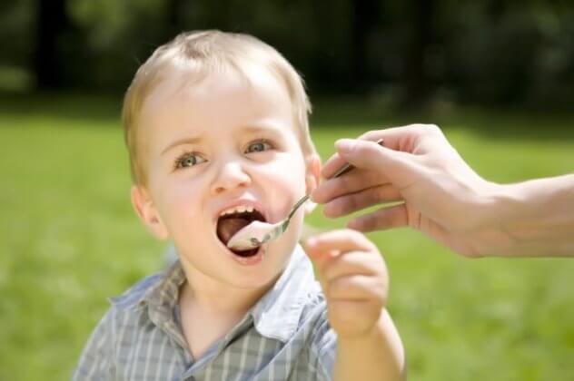 Мальчик: чем кормить ребенка в поездке