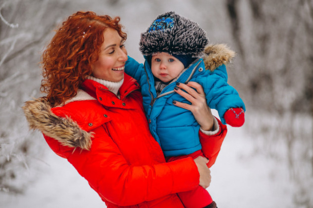 Переохлаждение ослабляет иммунитет ребенка, поэтому важно знать, что делать, если ребенок замерз на прогулке