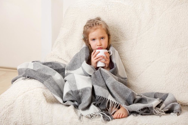 Если ребенок замерз, нужно переодеть его в сухую и теплую одежду, напоить чаем, укутать в плед