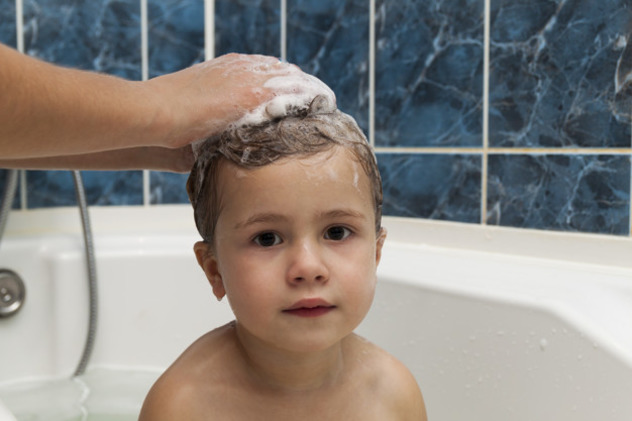 В 5 лет ребенок может мыться в ванне или в душе