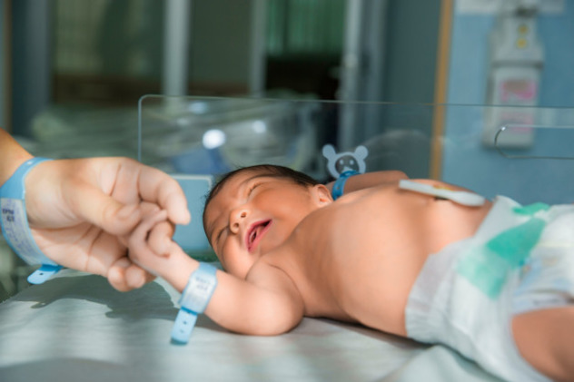 Анализы новорожденному в роддоме проводят на 3-4 день