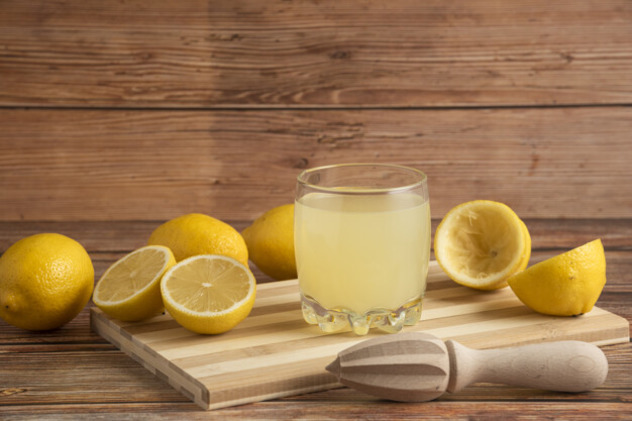 В домашних условиях локти можно очистить соком лимона