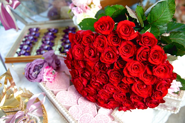 свадебная годовщина 10 лет, розовая свадьба, дарят розы
