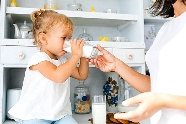  успокоить ребенка перед сном поможет стакан теплого молока