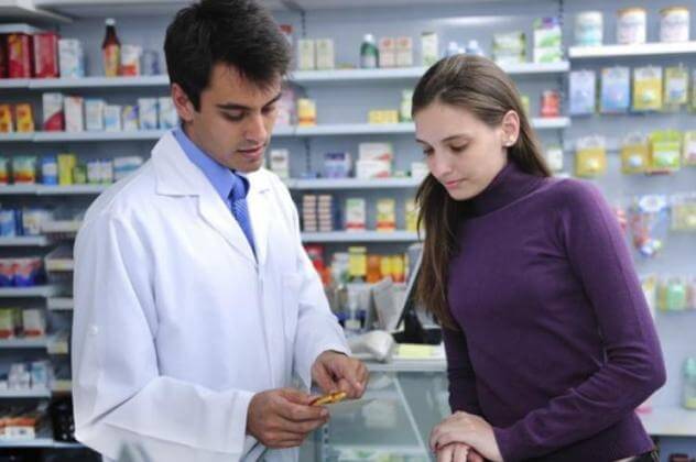 Женщина в аптеке: спермицидная контрацепция