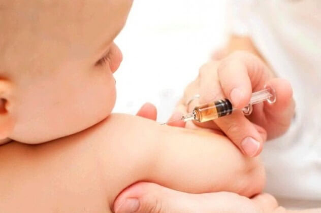 Малышу делают прививку от гепатита