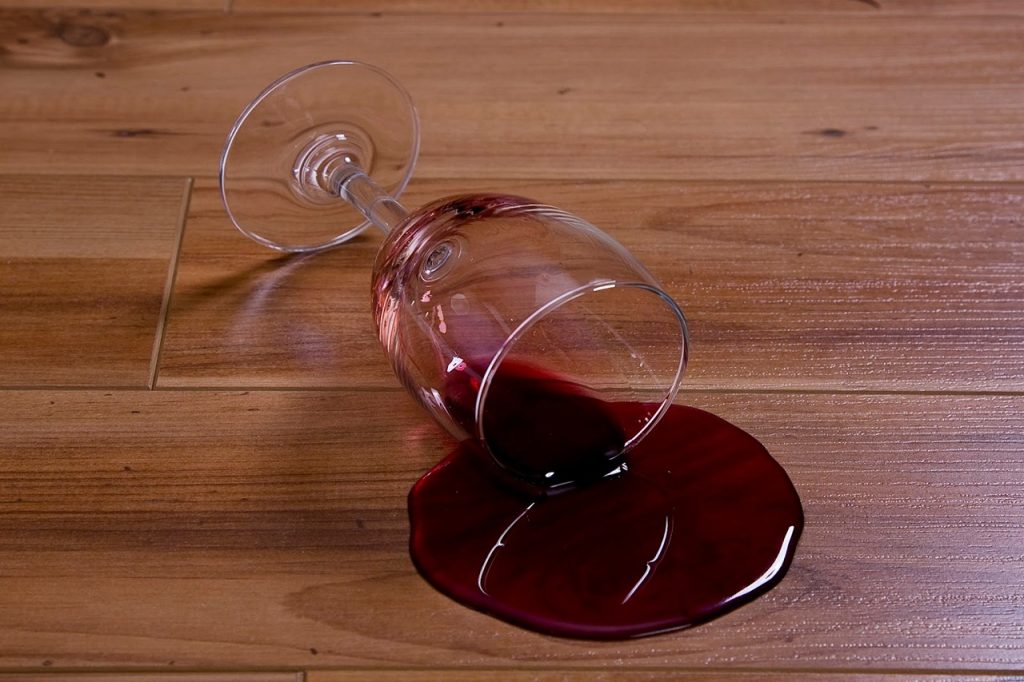 как убрать пятна с линолеума от вина