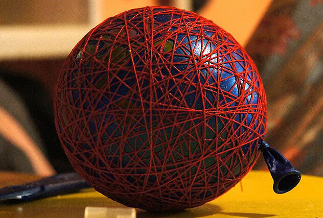 елочный шар из шарика и ниток