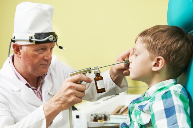 Мальчик у врача: лечение аденоидов