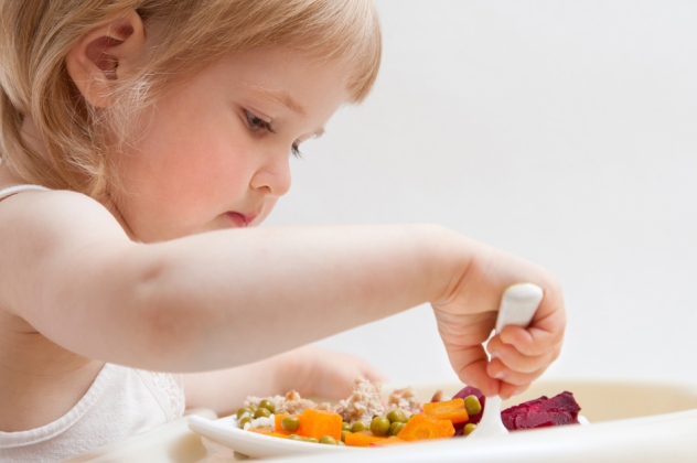 Девочка ест: диета при токсикоинфекции