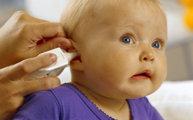 ребенку закапывают лекарство в ухо