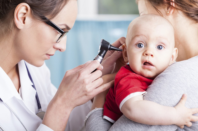врач осматривает уши ребенка