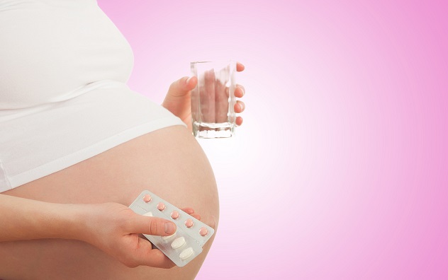 Беременная девушка принимает лекарства