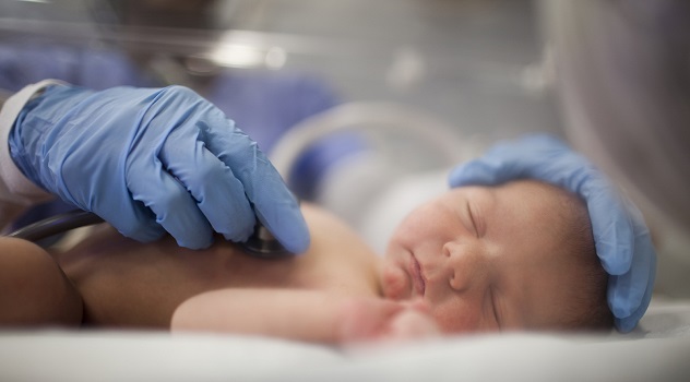 Новорожденный ребенок в больнице