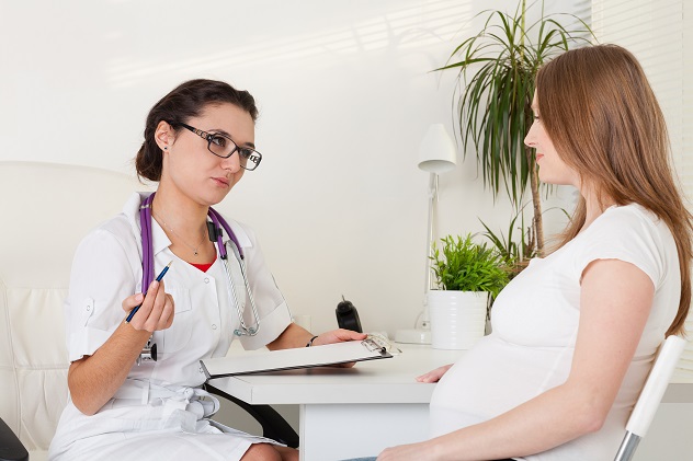 Беременная женщина на приеме у гинеколога
