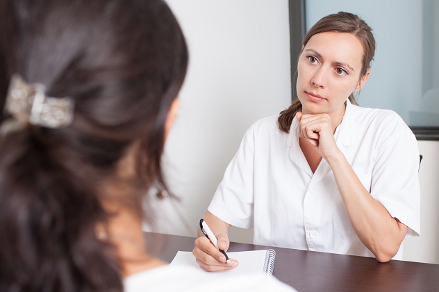 Женщина консультируется у гинеколога