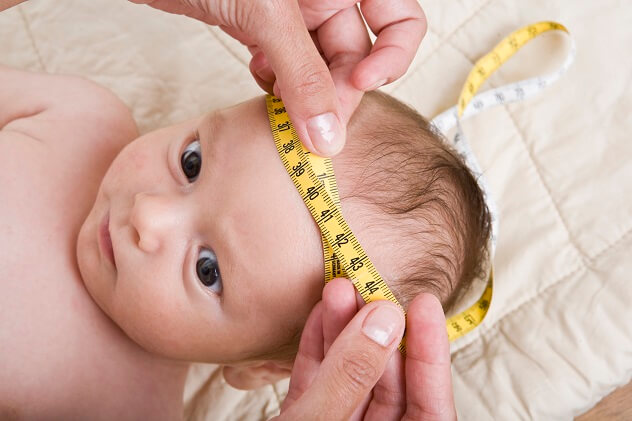 Ребенку измеряют размер головы
