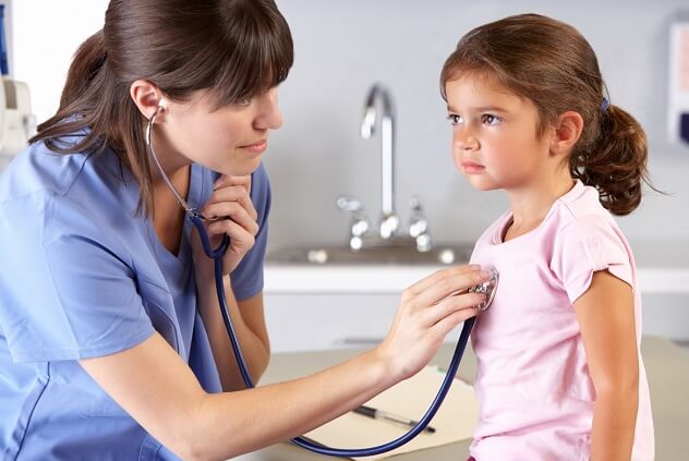 Ребенок на плановом осмотре у врача