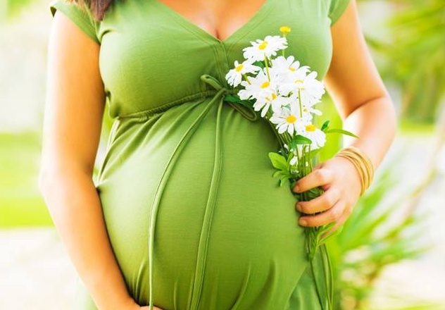 беременная с цветами