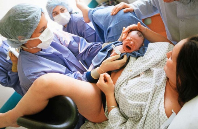 новорожденный лежит на животе матери в третьем периоде родов