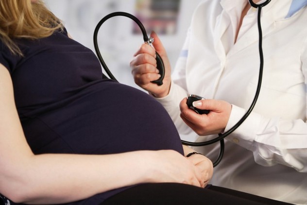 беременной меряет давление врач