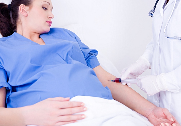 доктор берет кровь у беременной женщины