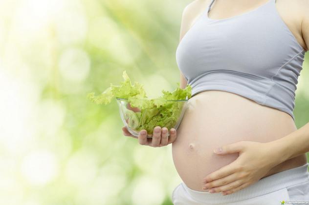 беременная женщина и салат