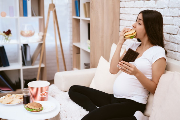 причины диареи при беременности – неправильное питание