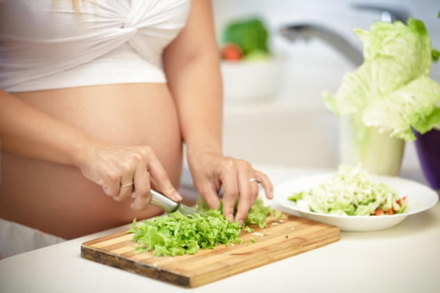 зеленые понос при беременности может вызывать неправильное питание с обилием зелени и овощей