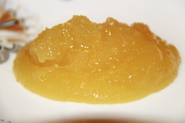 Засахаренный мед используется как домашнее средство против геморроя