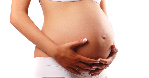 беременная держит живот