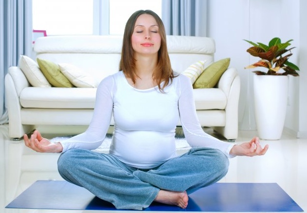 беременная медитирует